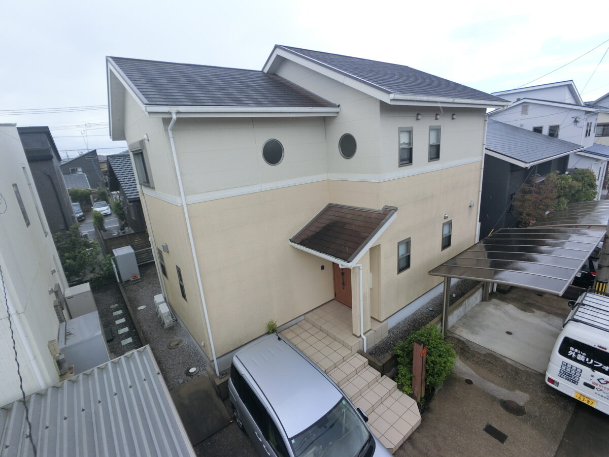 コントラストの美しい2色使いのお住まいへ