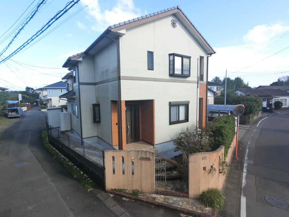 汚れに強い塗料で新築のような佇まいに。