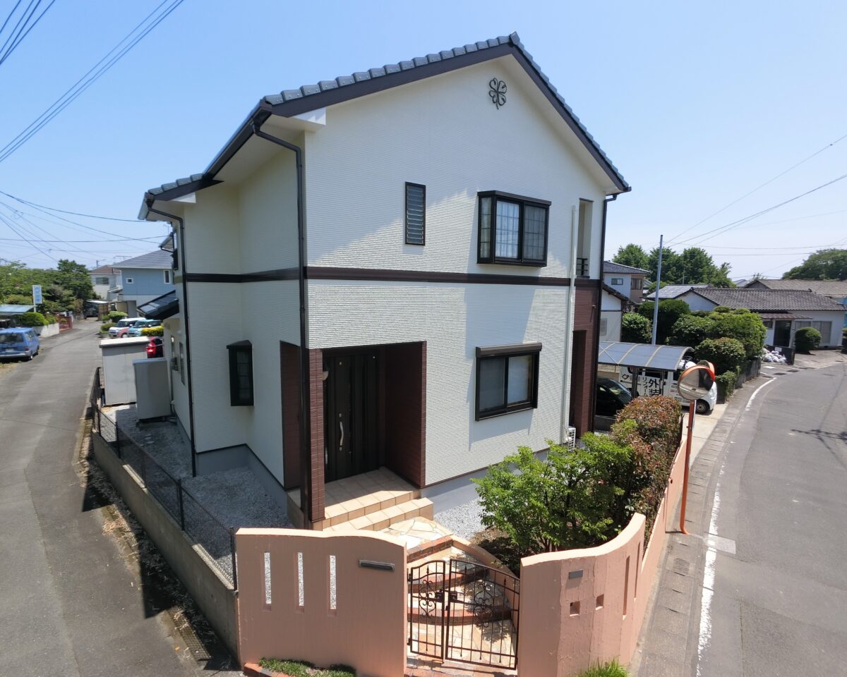汚れに強い塗料で新築のような佇まいに。