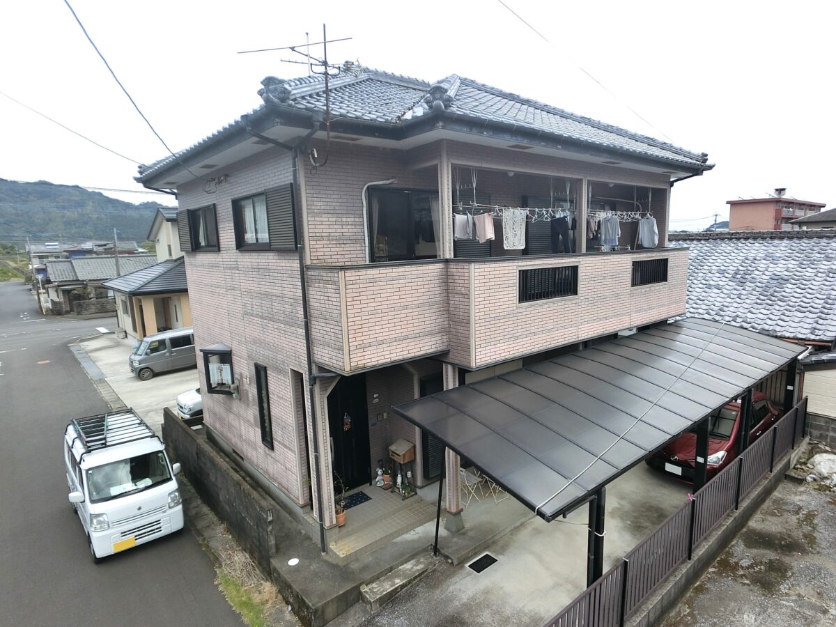 ２色づかいでメリハリのある佇まいに。