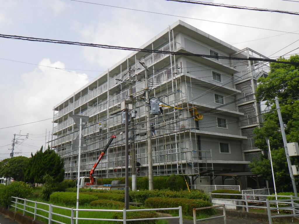 着手前に近隣住民に周知し、高圧線養生を行い、安全作業で足場を架設