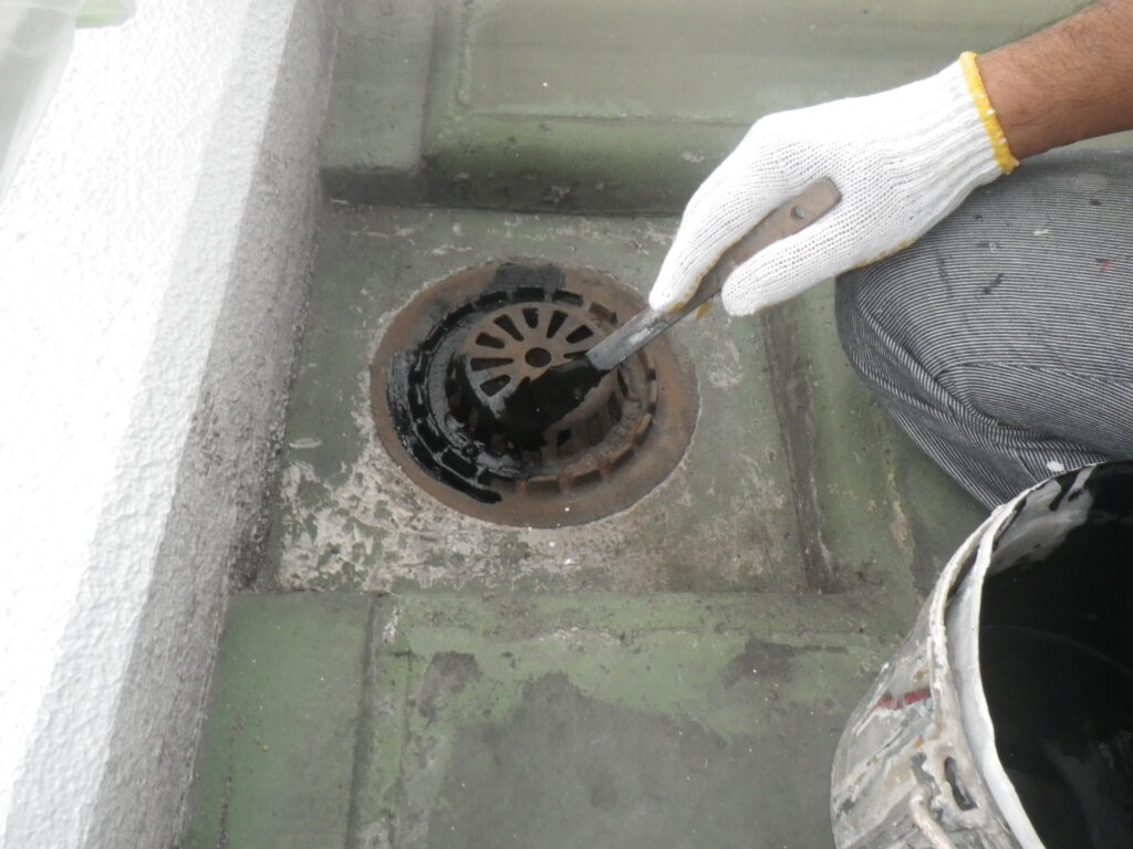 研磨後、タールエポキシ樹脂塗り