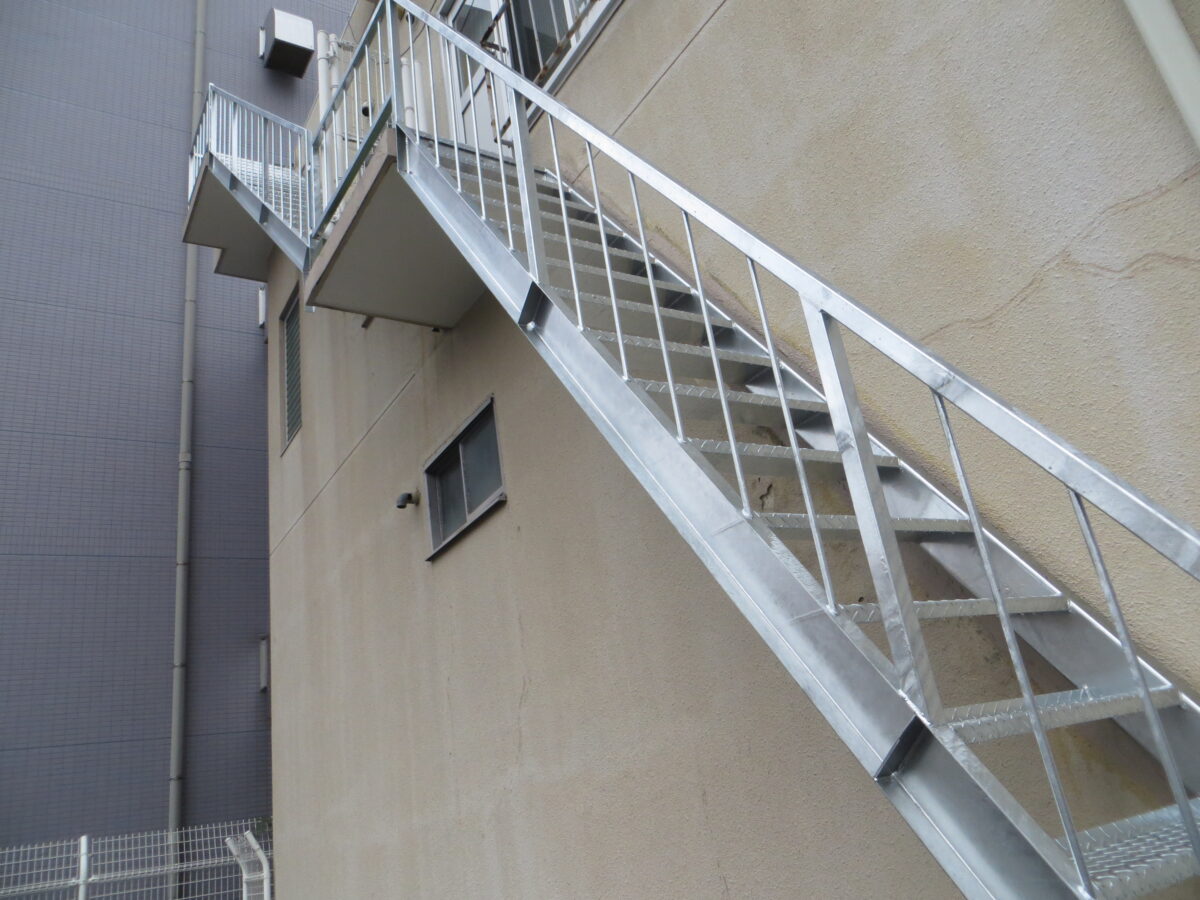 腐食した鉄骨階段を撤去後に、<br>素地調整を丁寧に行って、新しい<br>鉄骨階段を設置しました。