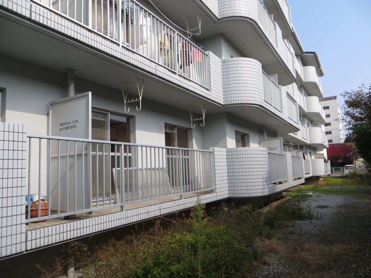 上品で落ち着いた雰囲気で<br>自然になじむ優しい色味に<br>仕上がりました。<br>建物を引き立てています。