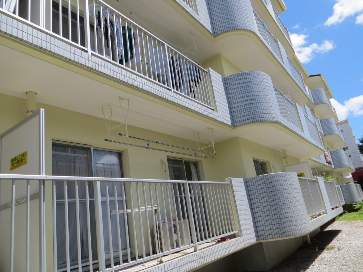 上品で落ち着いた雰囲気で<br>自然になじむ優しい色味に<br>仕上がりました。<br>建物を引き立てています。