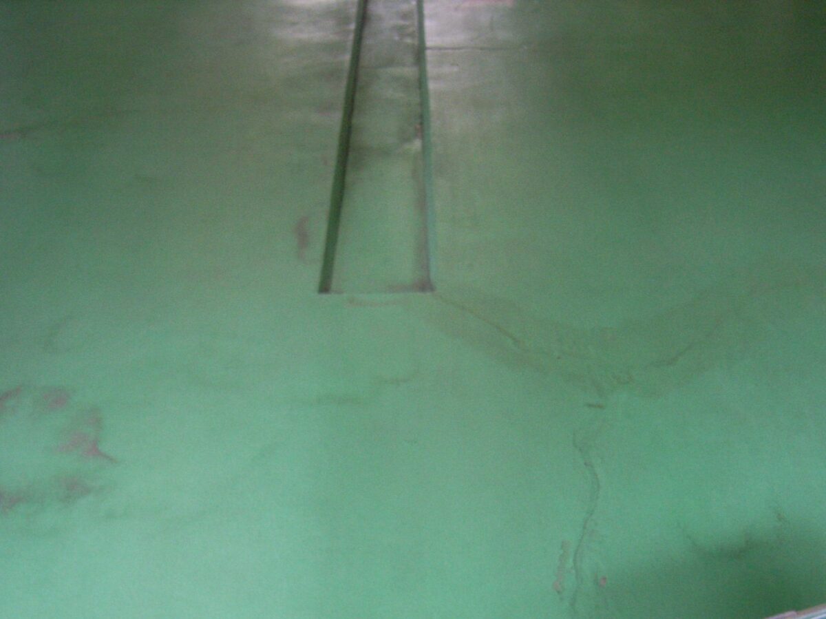 鮮やかな緑色の床が工場内を<br>明るく広く見せてくれます。<br>耐久性・安全性・機能性が<br>高まりました。