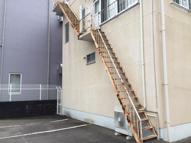 腐食した鉄骨階段を撤去後に、<br>素地調整を丁寧に行って、新しい<br>鉄骨階段を設置しました。