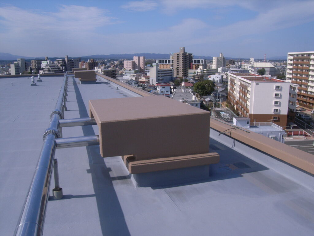 配管構造物は洗浄後、下地調整材塗布、シリコン樹脂塗料2回塗り
屋上防水はアスファルト防水
