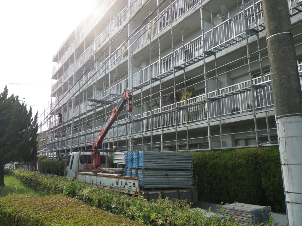 慎重に、丁寧に足場を架設いたします。
