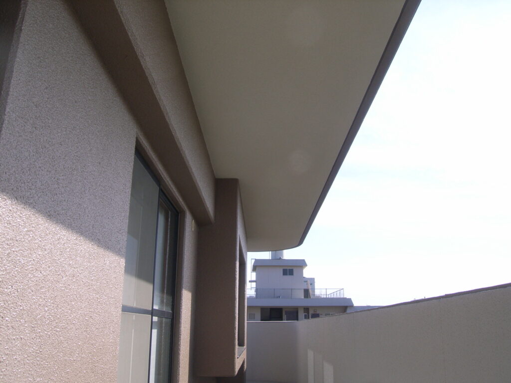 劣化部補修後、高圧洗浄、下塗り材、透湿系塗料2回塗り