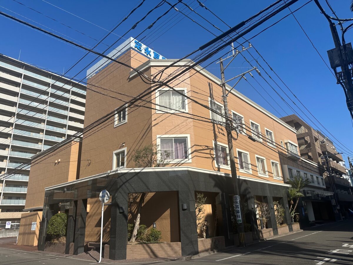 外壁の劣化により色褪せ・汚染・<br>ひび割れなどがありましたが、<br>塗装・改修後は従来の美しさが<br>再現されました。