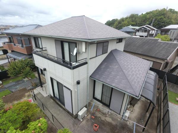 明るい外壁とシックなダークカラーが調和する住まい