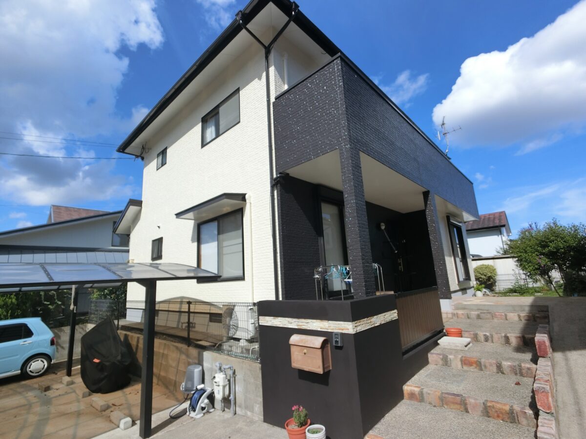 明るさと重厚感が調和する、上品でモダンな住まいへ。