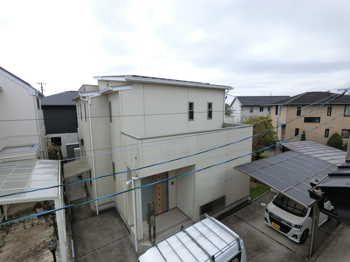 白の美しさが際立つ、清潔感あふれる住まいへ