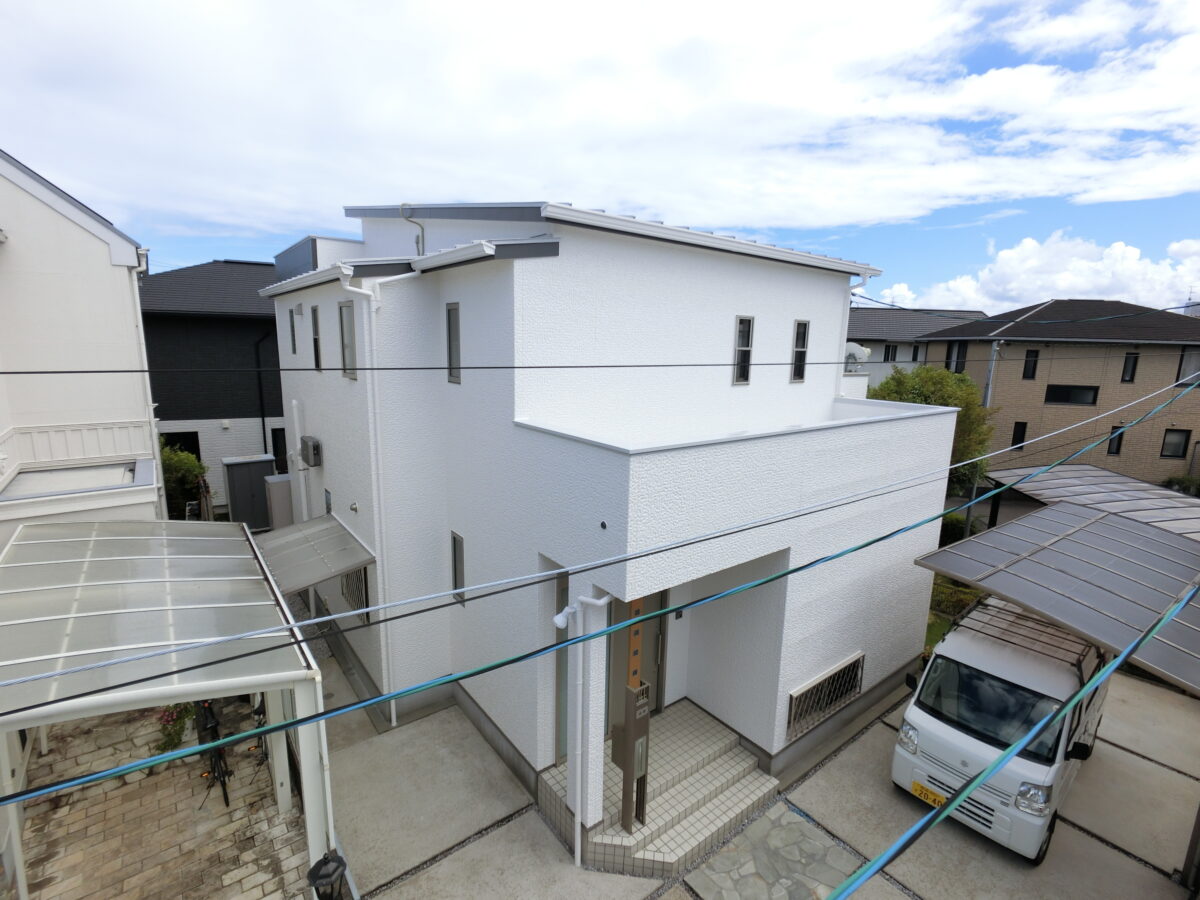 白の美しさが際立つ、清潔感あふれる住まいへ