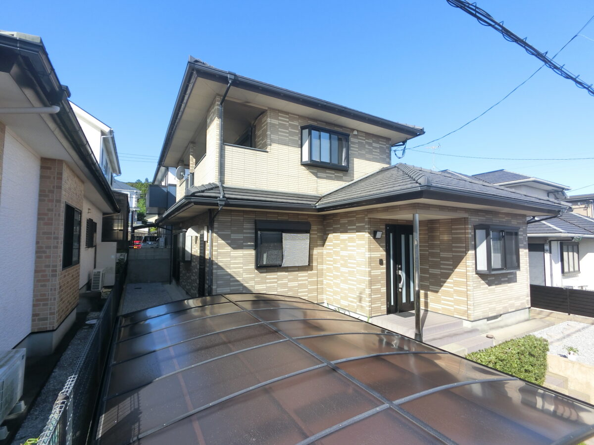 深みのあるブラウンで生まれ変わる、重厚感あふれる住まい