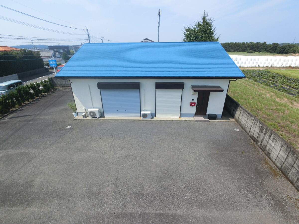 鮮やかなブルーで生まれ変わる、爽やかな屋根