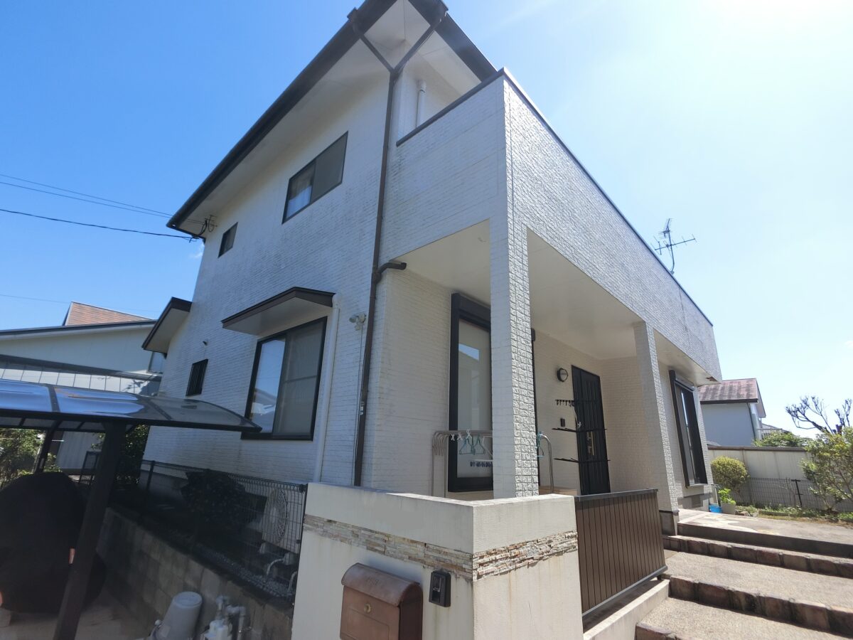 明るさと重厚感が調和する、上品でモダンな住まいへ。