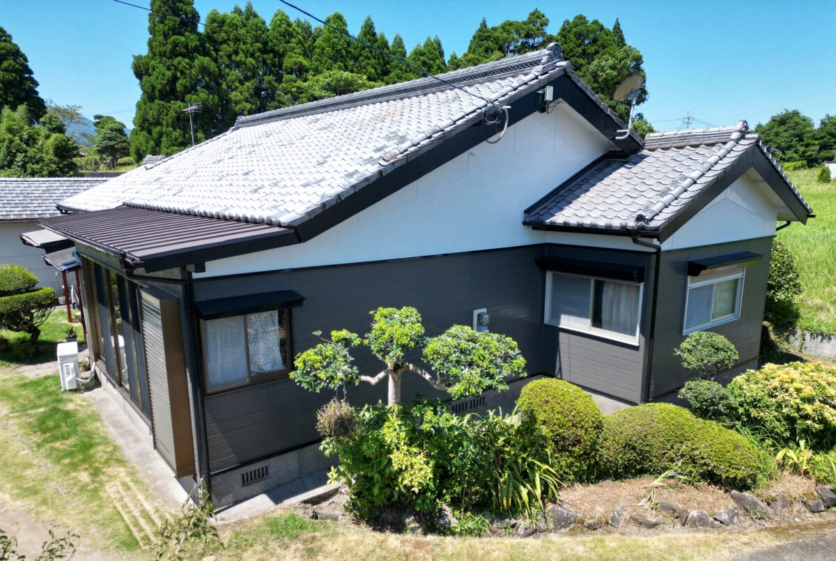 グレーとホワイトが彩る、上品で落ち着きのある住まい