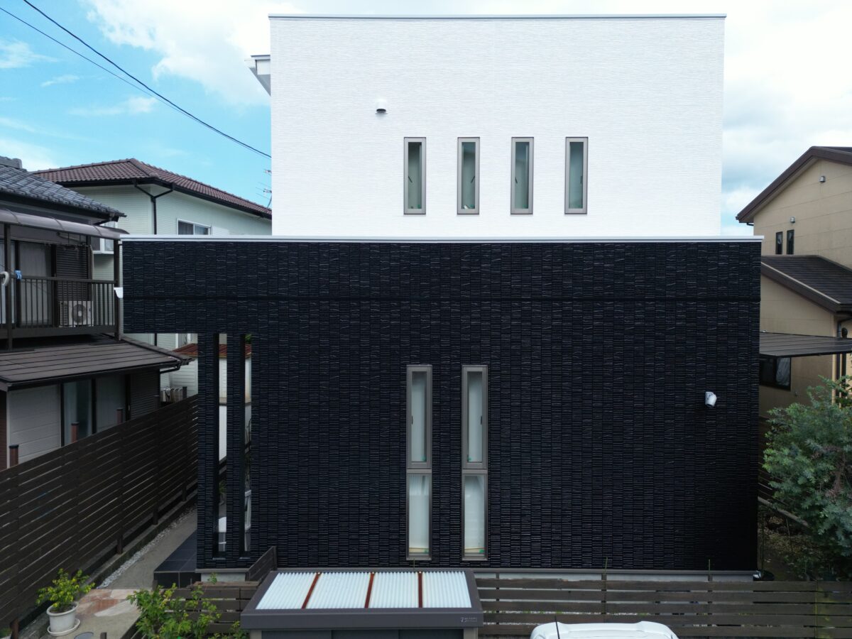 白と黒が織りなす、洗練されたモダンな住まい