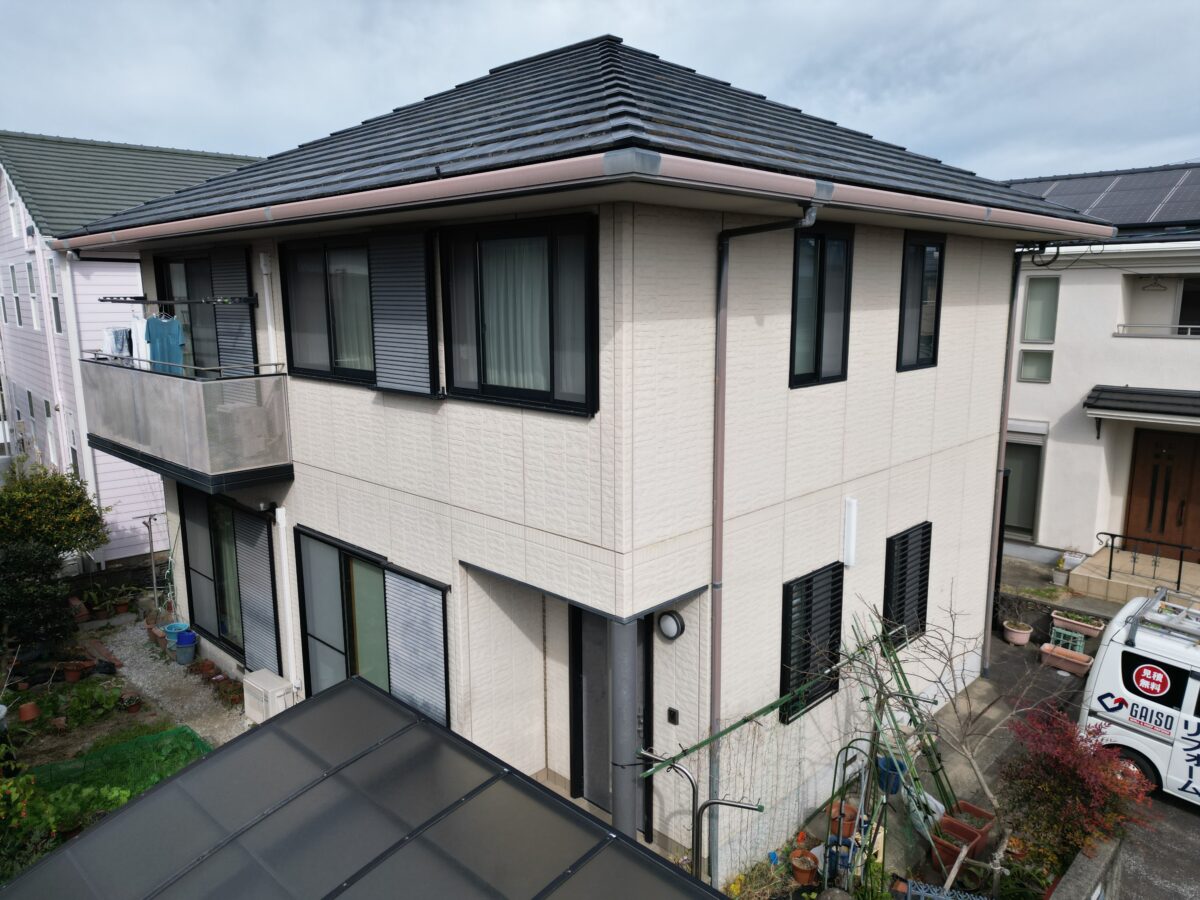 屋根をブルーに塗り替え、爽やかで美しい住まいに