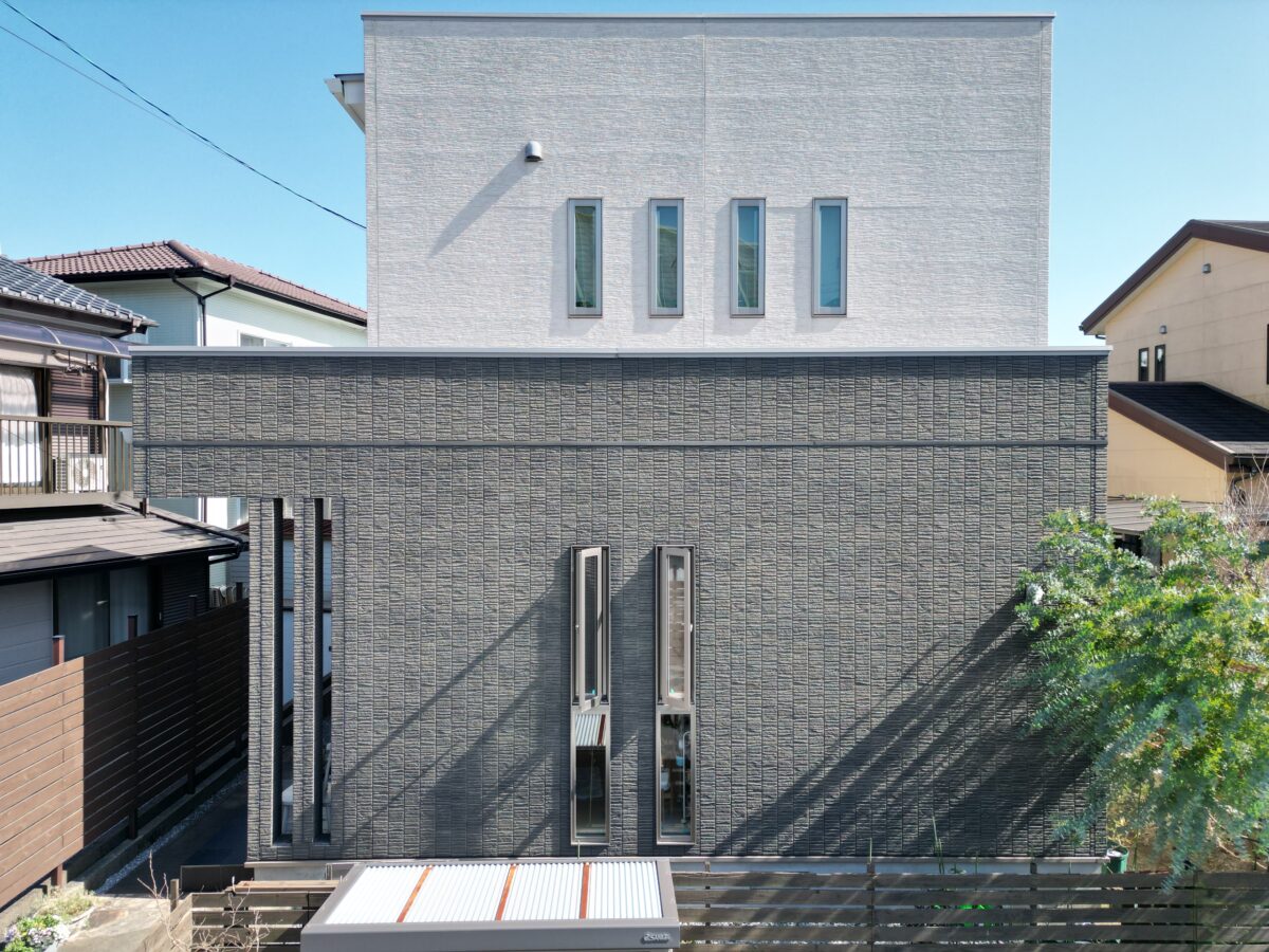 白と黒が織りなす、洗練されたモダンな住まい