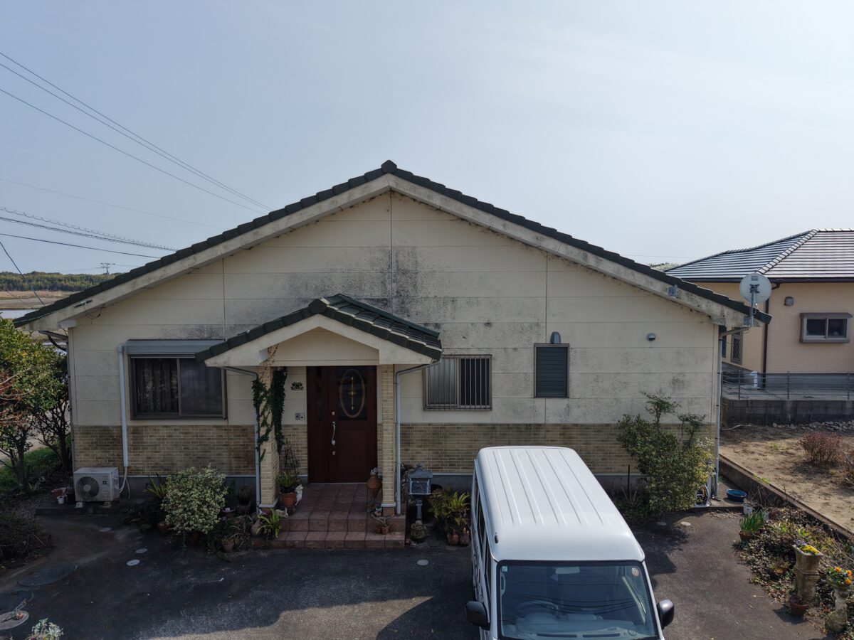 深みのあるダークカラーが映える、重厚感あふれる住まい