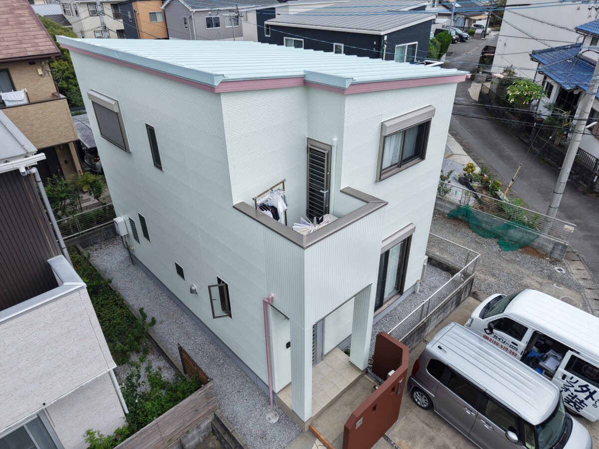 ツートンカラーで魅せる、スタイリッシュなモダン住宅