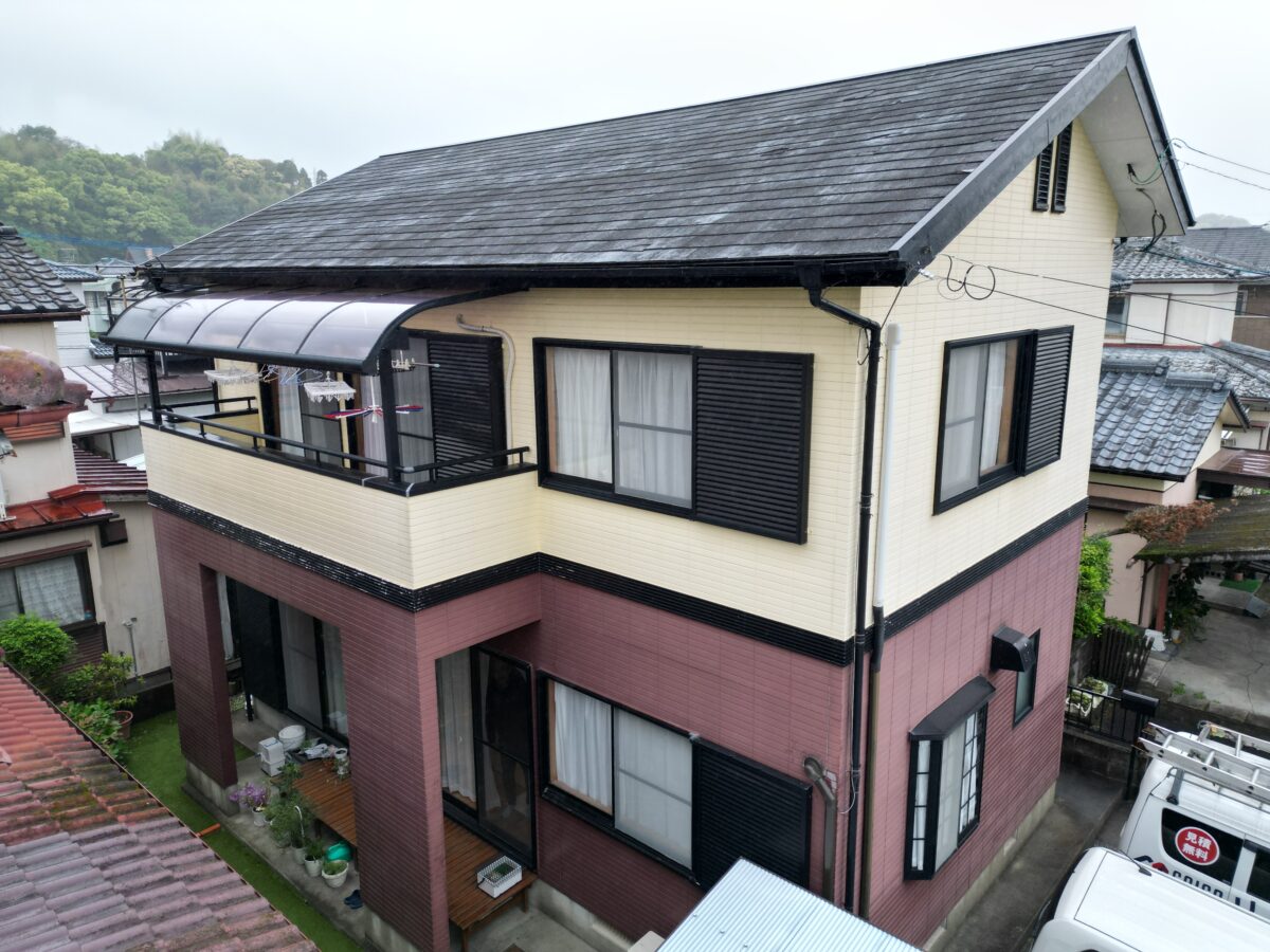 明るいグレーと黒が調和する、上品でモダンな住まい
